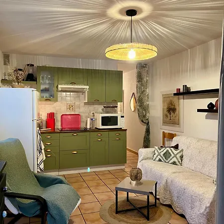 T2 Relooké Avec Piscine Idéalement Situé *
