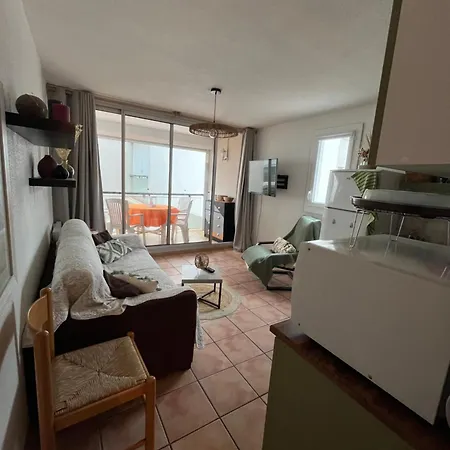 T2 Relooké Avec Piscine Idéalement Situé