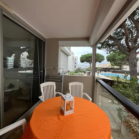 T2 Relooké Avec Piscine Idéalement Situé *