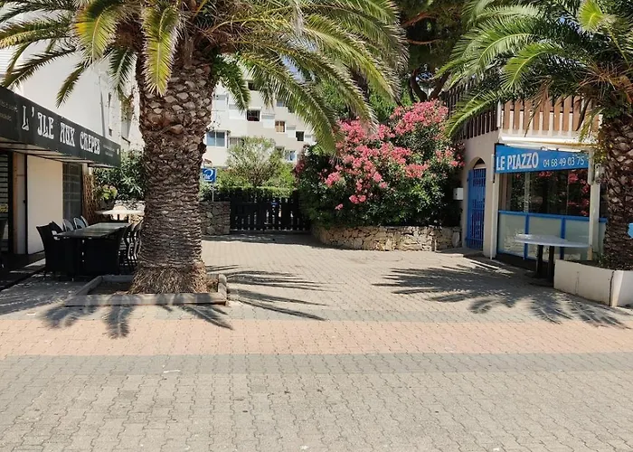 T2 Avec Piscine Idealement Situe *