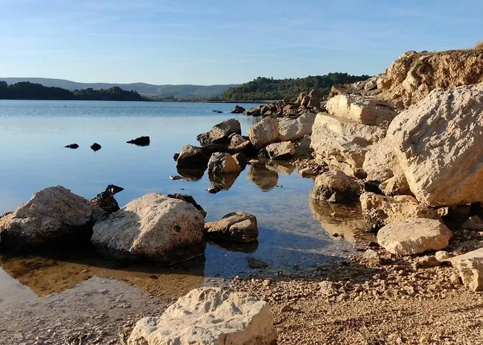 T2 Avec Piscine Idealement Situe