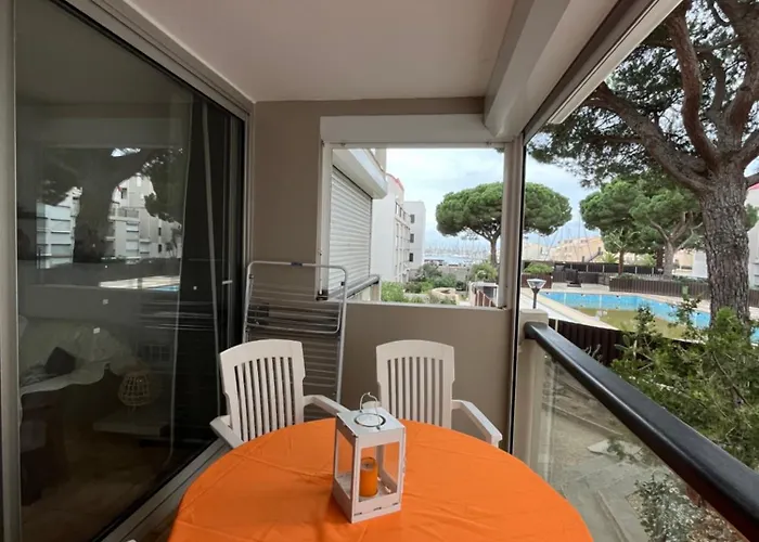 T2 Relooke Avec Piscine Idealement Situe *